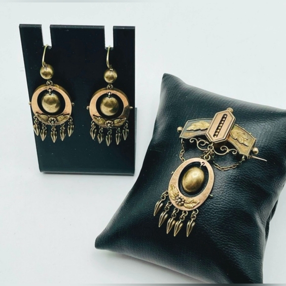 VICTORIAN ORNATE BRASS BROOCH WITH PIERCED DANGLE EARRINGS - Picture 9 of 9